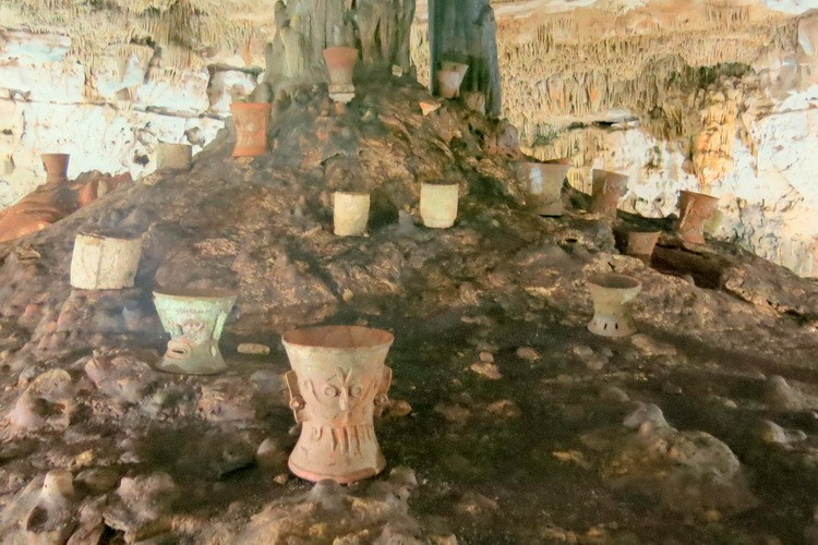 Maya Geschichte: Cenoten und Höhlen