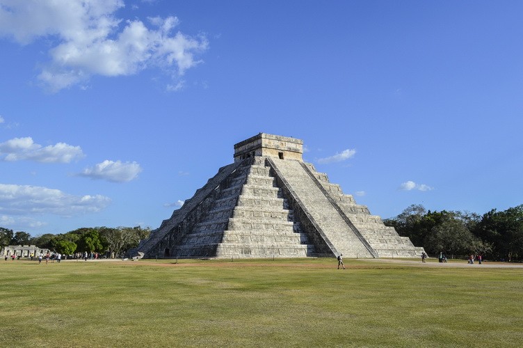 Riviera Maya: Chichen Itza Mayan Ruins temple Kukulkan